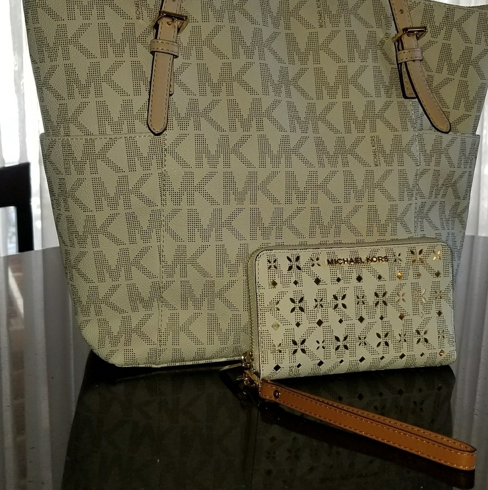 Authentic Michael Kors Vanilla Wallet/Clutch